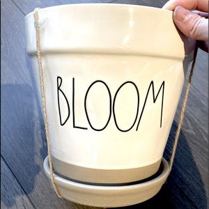 Rae Dunn “bloom” large planter
